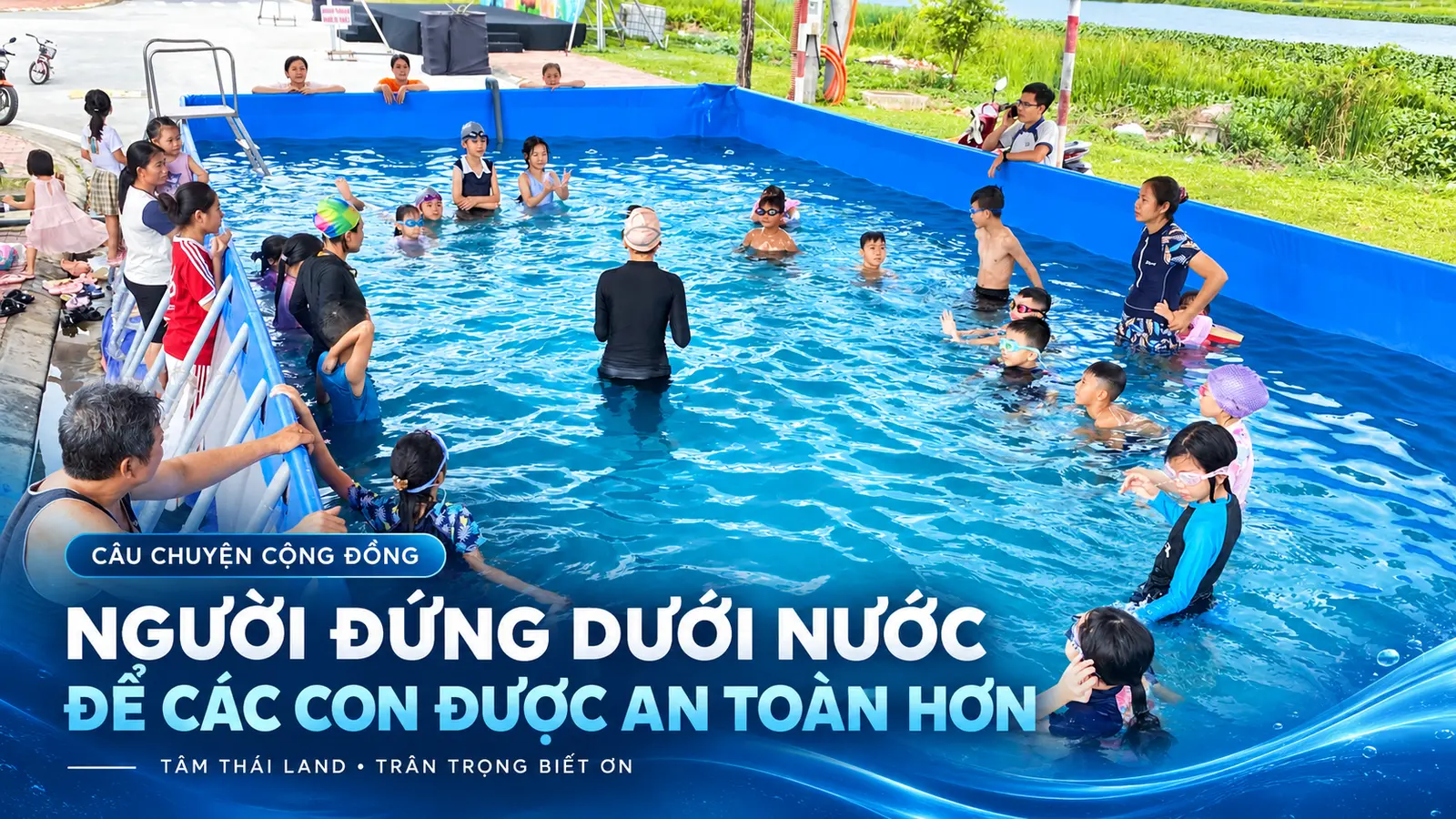 Người hướng dẫn đứng giữa hồ quan sát các con trong lớp học bơi cộng đồng