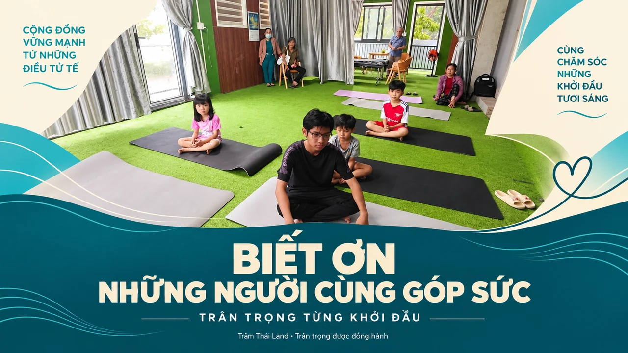 Trẻ em ngồi trên thảm trong phòng, phía sau có người lớn cùng hiện diện