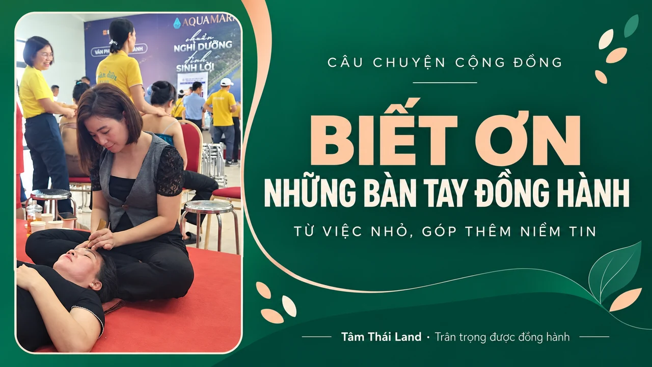 Người phụ nữ áo đen hỗ trợ người tham gia nằm trên thảm đỏ