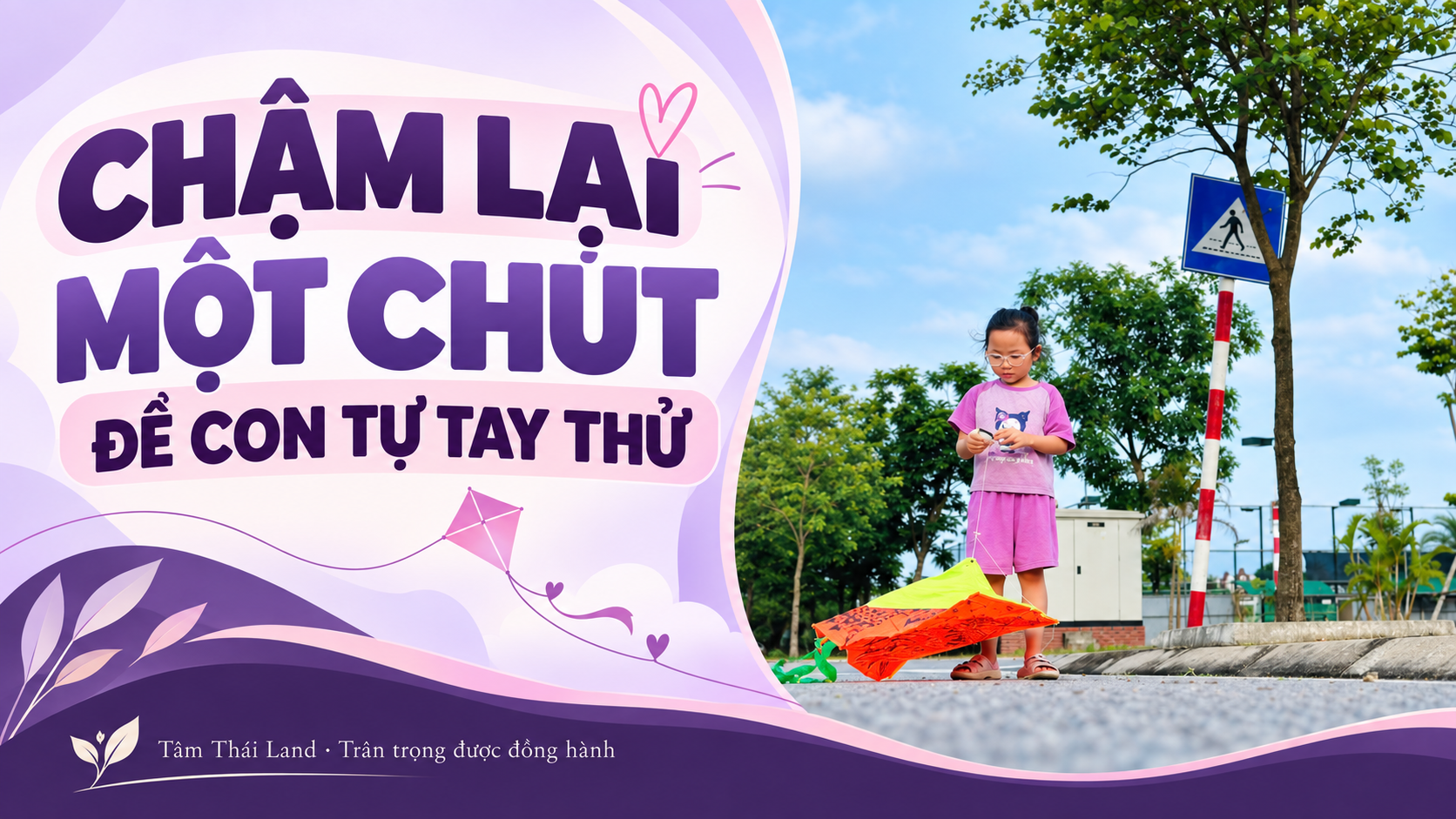 Em nhỏ mặc áo tím cầm cuộn dây, bên cánh diều đặt trên nền đường.