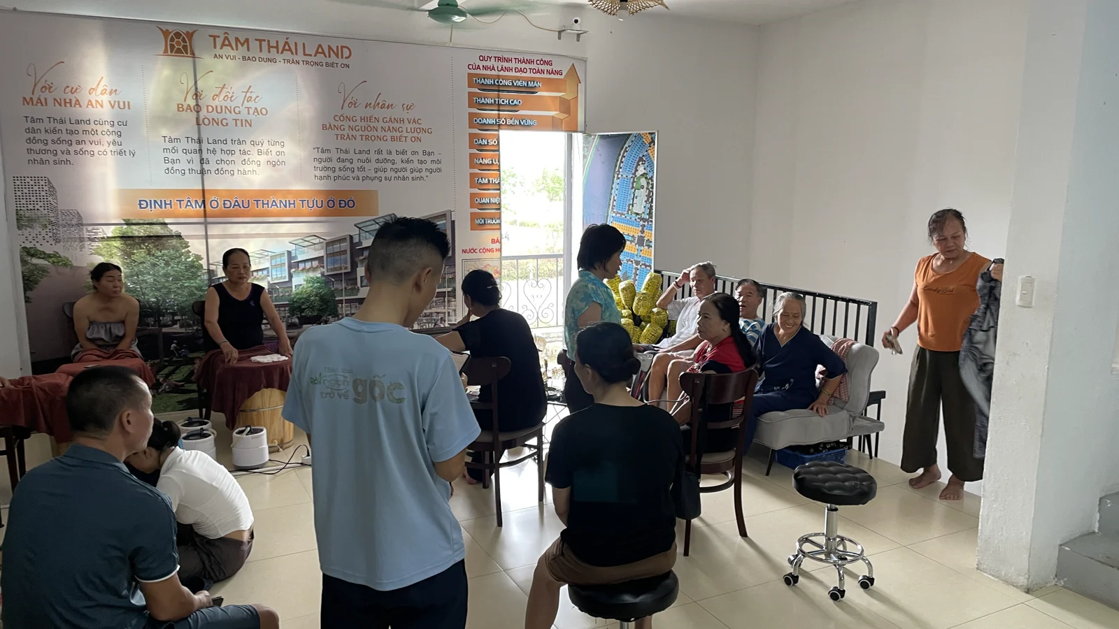Người dân tham gia buổi chăm sóc sức khỏe cộng đồng tại Tâm Thái Land