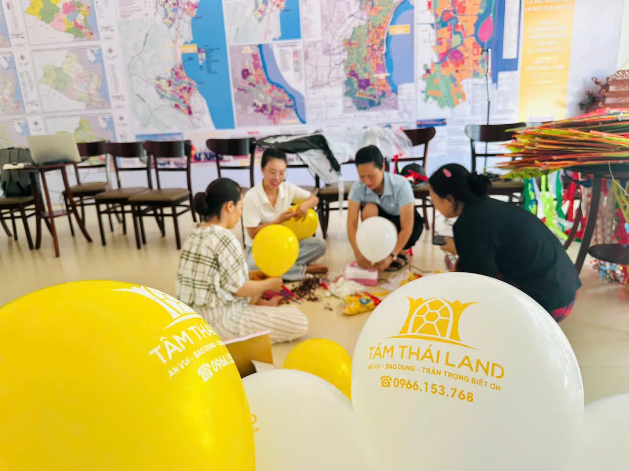 Đội ngũ chuẩn bị bóng bay và diều cho hoạt động cộng đồng tại Diễn Châu