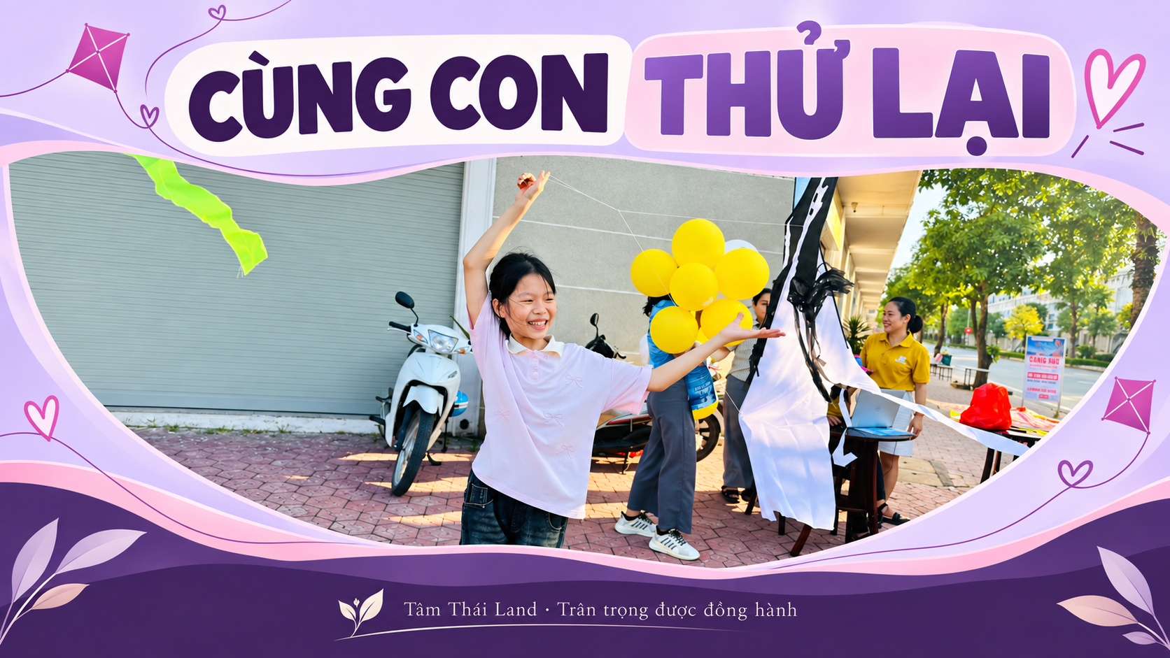 Em nhỏ mỉm cười, giơ cuộn dây bên cánh diều đen trắng trong khung màu lavender.