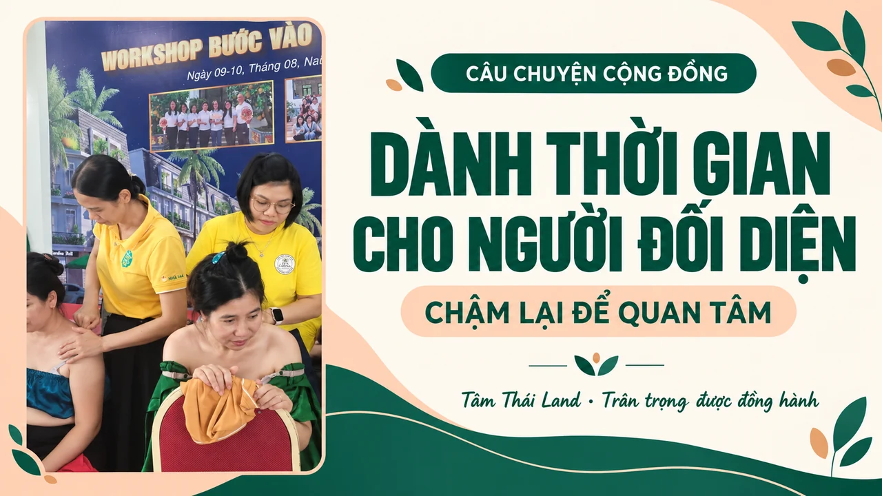 Những người mặc áo vàng hỗ trợ người tham gia thư giãn vùng vai và cổ