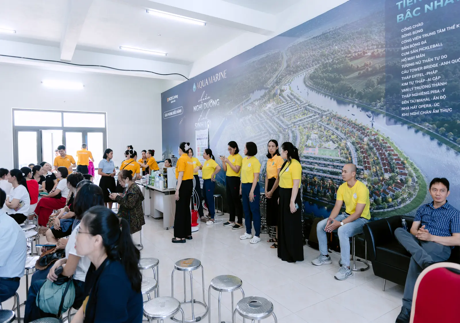 Người dân được đón tiếp tại buổi chăm sóc sức khỏe cộng đồng ở Nghệ An