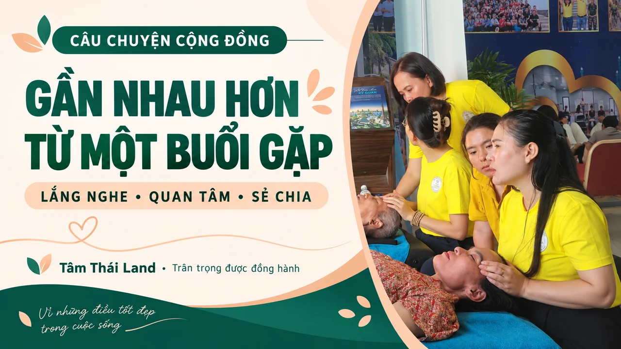 Những người mặc áo vàng đồng hành cùng người tham gia đang nằm nghỉ trên thảm