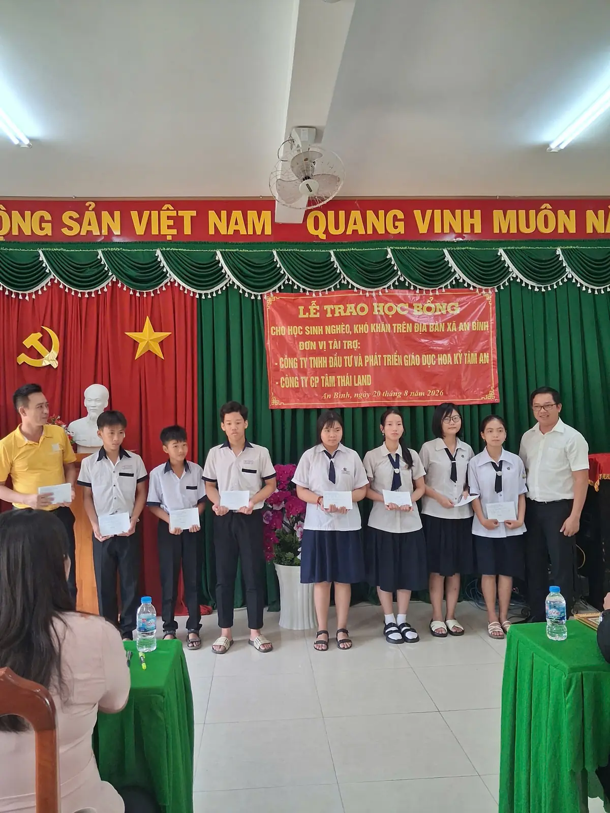 Học sinh xã An Bình xếp hàng nhận học bổng tại hội trường