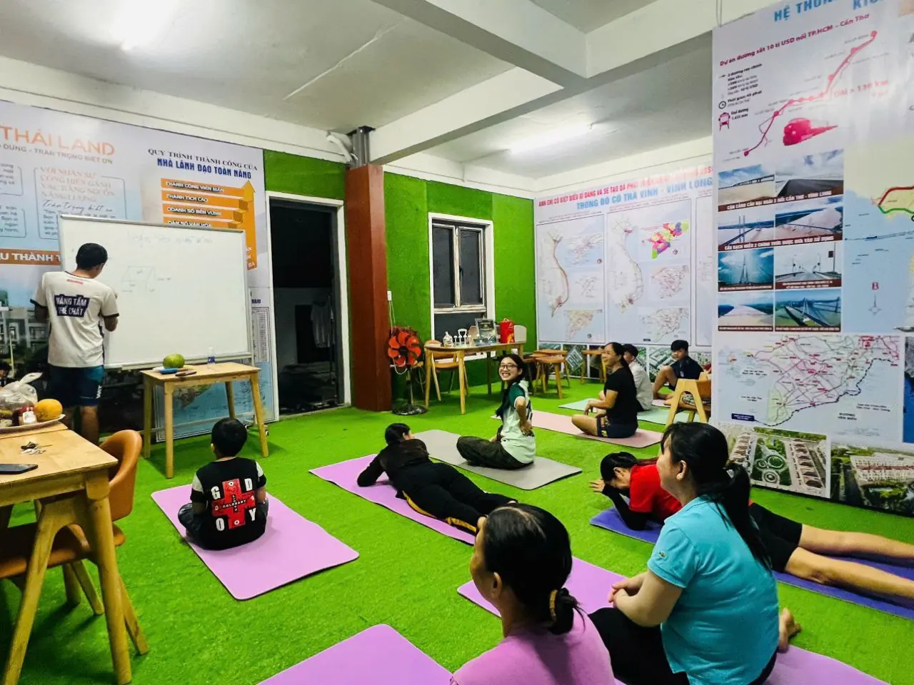 Học viên nghe hướng dẫn kỹ năng trên cạn trước khi học bơi tại Trà Vinh
