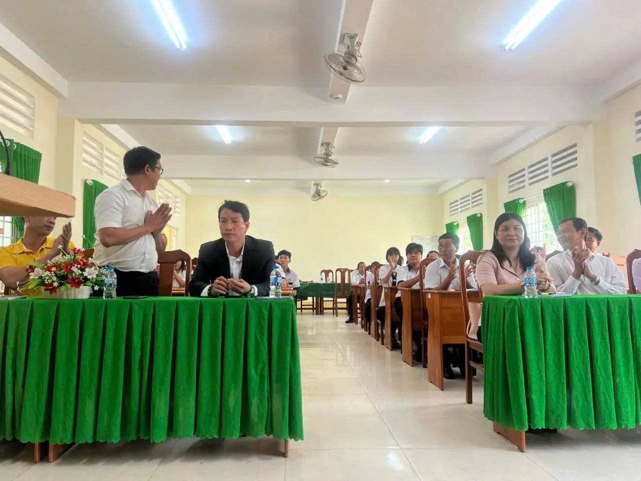 Đại biểu và học sinh lắng nghe tại lễ trao học bổng xã An Bình