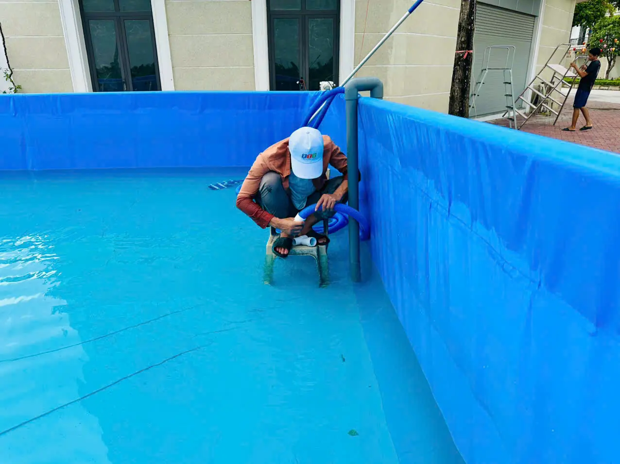 Người phụ trách kiểm tra thiết bị hồ bơi cộng đồng trước giờ học