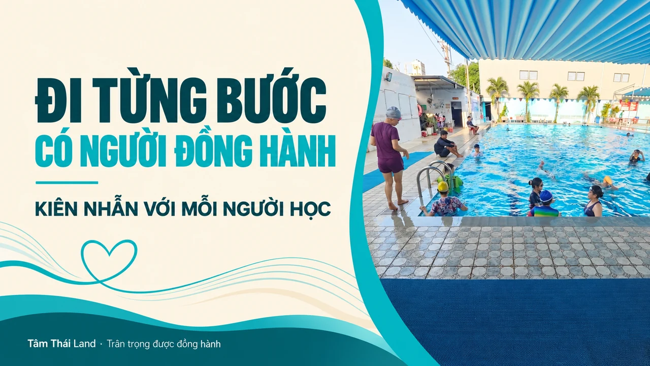 Người học và người hướng dẫn trong bể bơi có mái che
