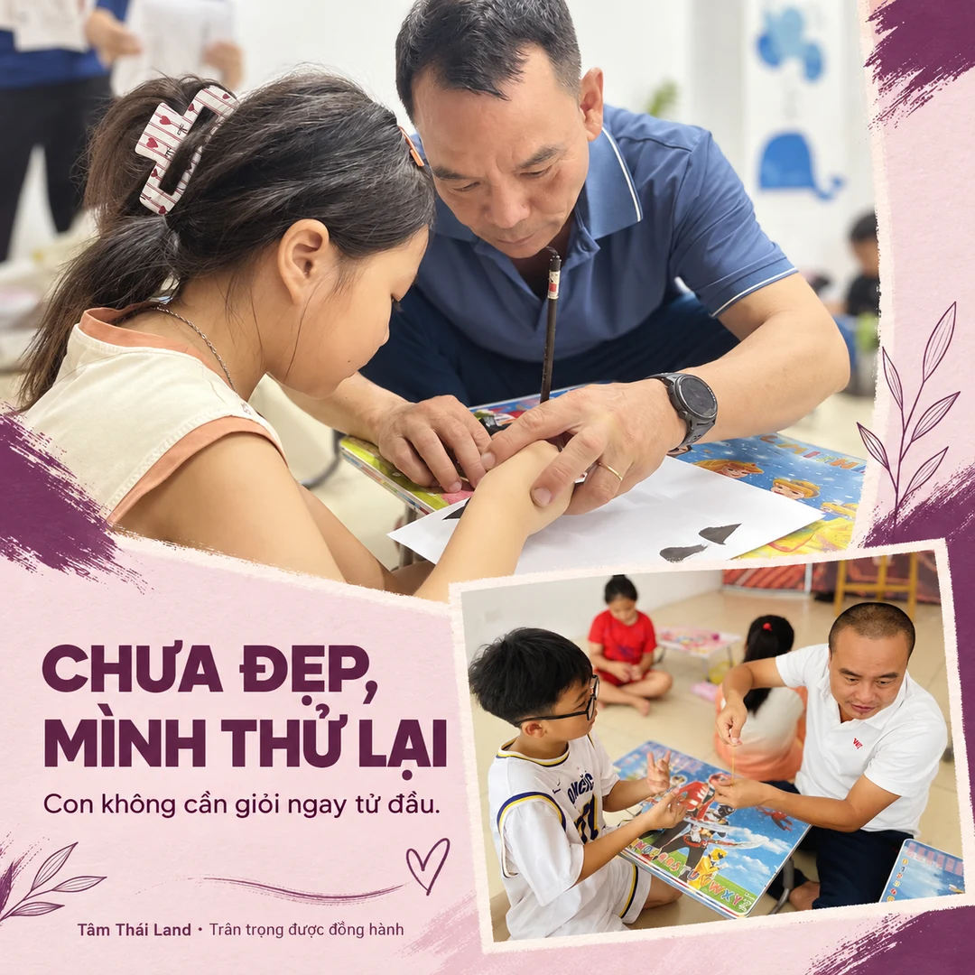 Người hướng dẫn giúp trẻ cầm bút và giải thích động tác trong lớp học