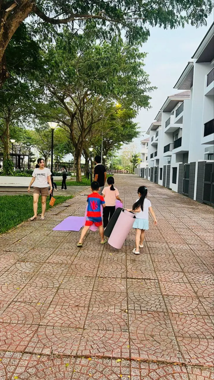 Trẻ em cùng mang thảm chuẩn bị cho lớp dạy bơi cộng đồng tại Trà Vinh