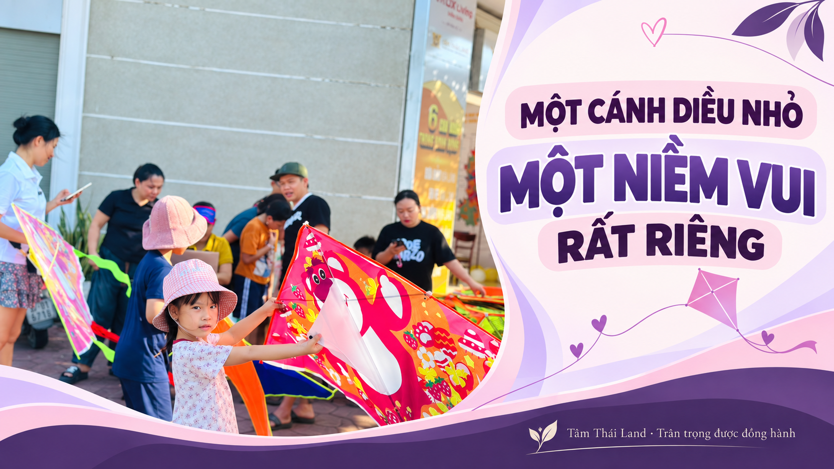 Em nhỏ đội mũ hồng ôm cánh diều nhiều màu, bên dòng chữ Một cánh diều nhỏ, một niềm vui rất riêng.