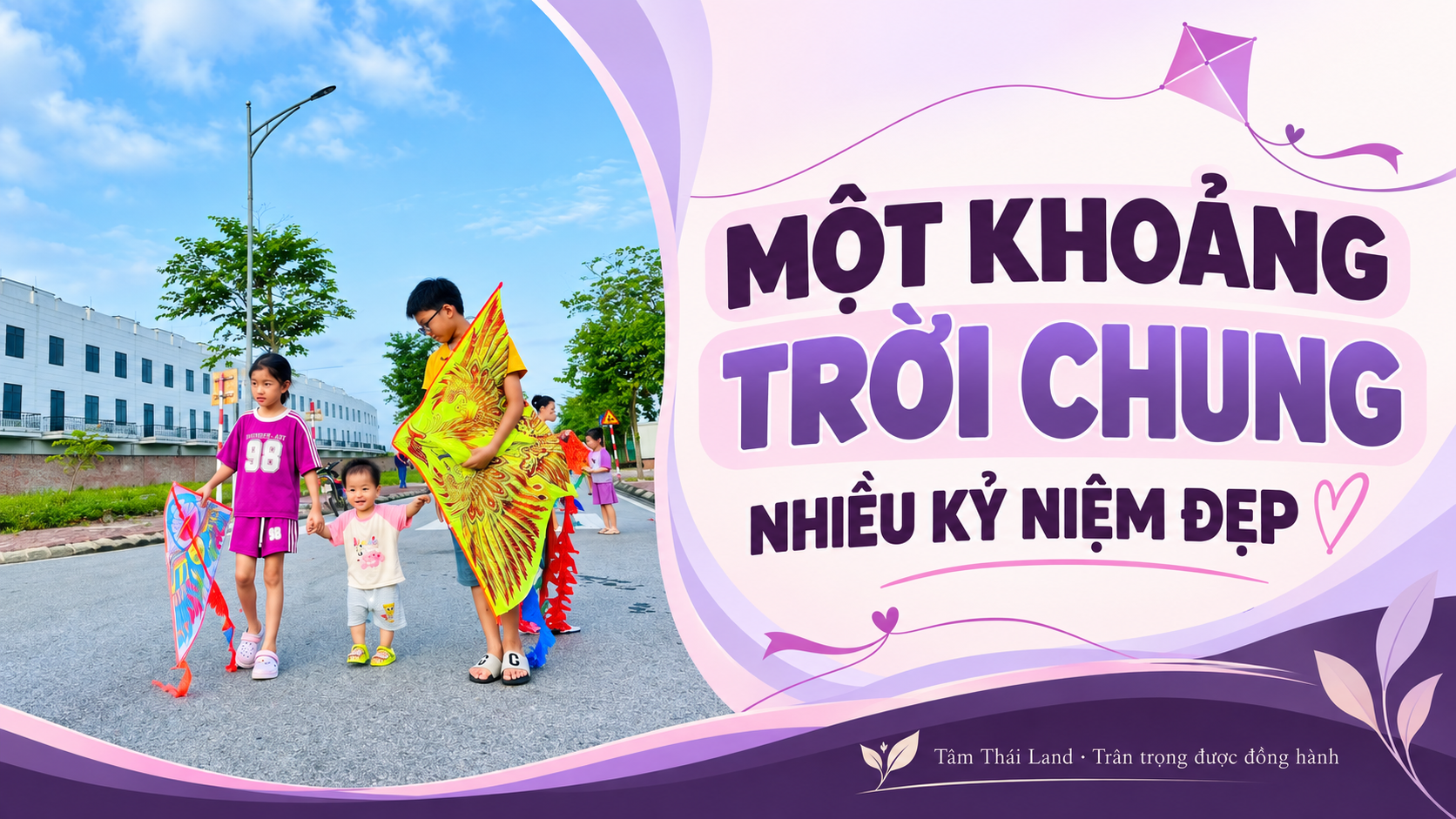 Ba em nhỏ đứng cạnh nhau, nắm tay và cầm những cánh diều nhiều màu.