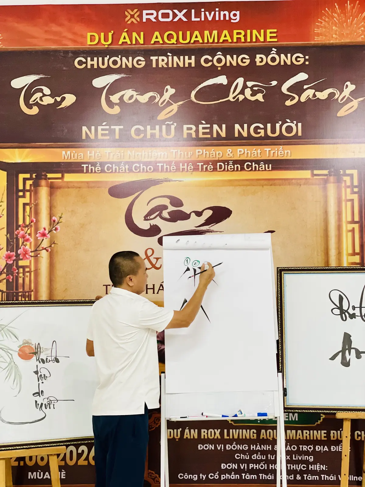 Thầy Vũ An trình diễn nét bút thư pháp để các con cùng quan sát