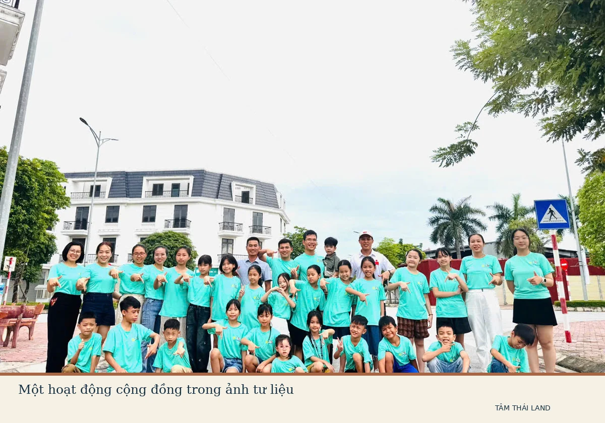 Nhóm người lớn và trẻ em trong ảnh hoạt động cộng đồng ở khu vực ROX Living Aquamarine Diễn Châu.