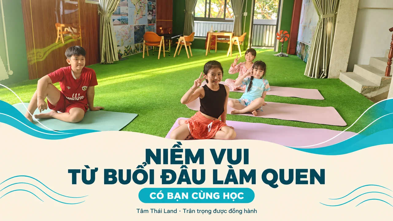 Bốn em nhỏ ngồi trên thảm và tươi cười trong không gian lớp học