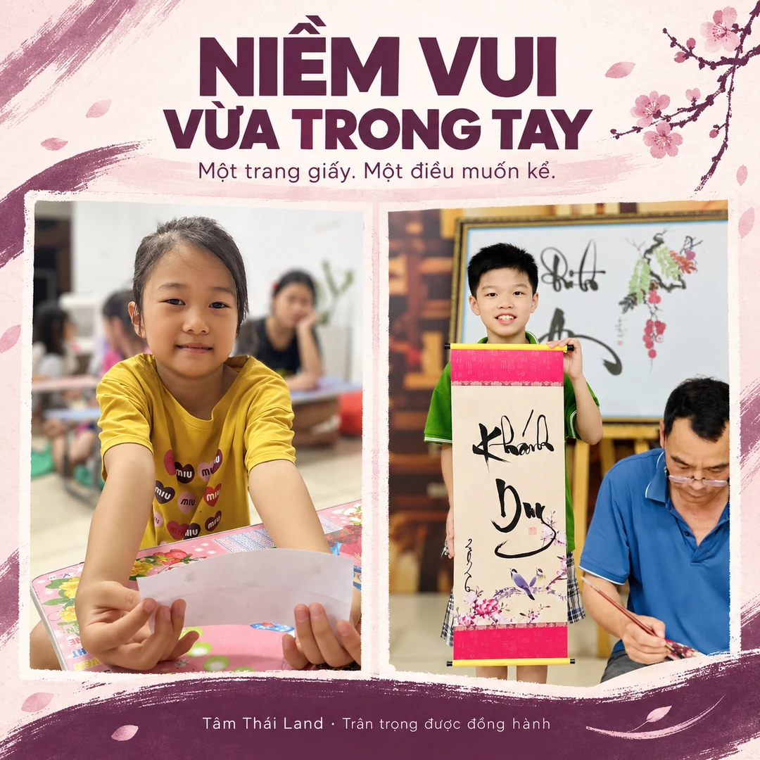 Em nhỏ cầm trang giấy và một em khác cầm cuộn thư pháp trong buổi sinh hoạt