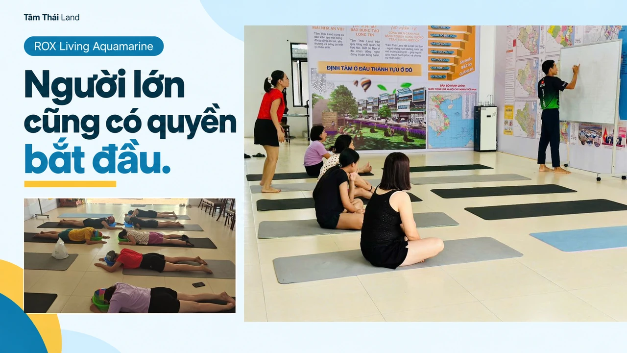Ảnh ghép người lớn nghe hướng dẫn trước bảng và tập trên thảm với chậu nước tại Aquamarine Diễn Châu.