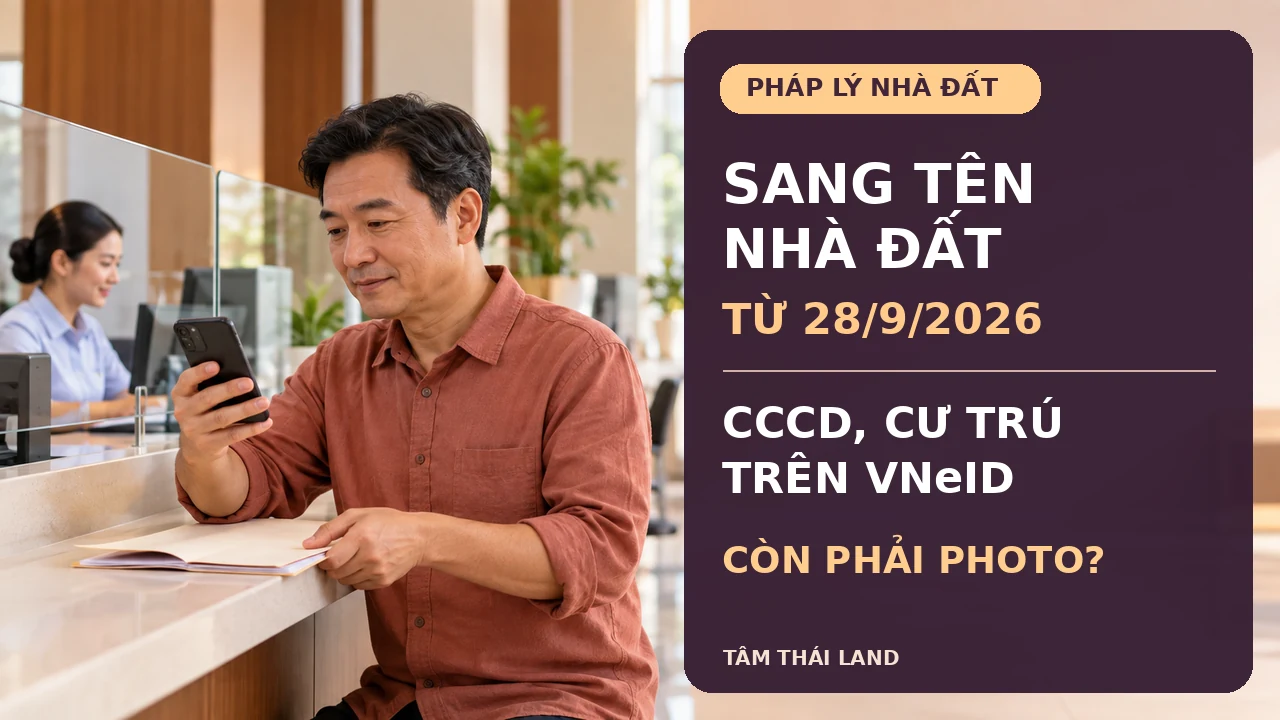 Người làm thủ tục sang tên nhà đất xem điện thoại tại quầy tiếp nhận; hỏi về photo CCCD và thông tin cư trú đã tích hợp VNeID từ 28/9/2026