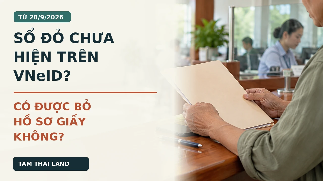 Người dân cầm hồ sơ tại quầy, minh họa câu hỏi sổ đỏ chưa hiện trên VNeID có được bỏ hồ sơ giấy từ 28/9/2026