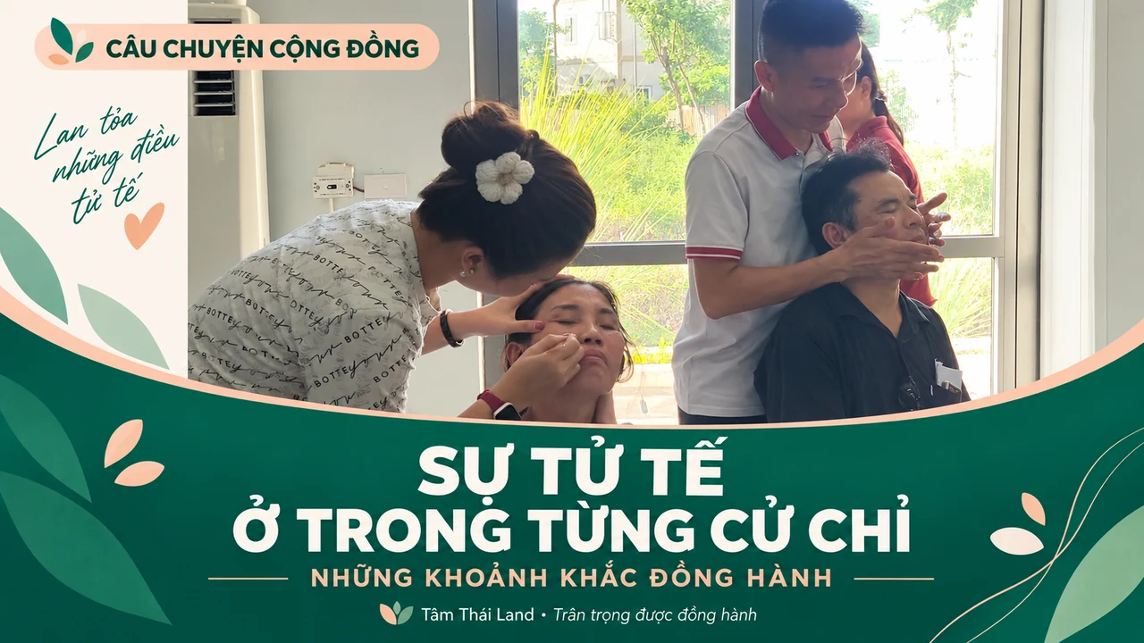Hai người hỗ trợ chăm sóc vùng mặt cho người tham gia trong không gian sinh hoạt chung