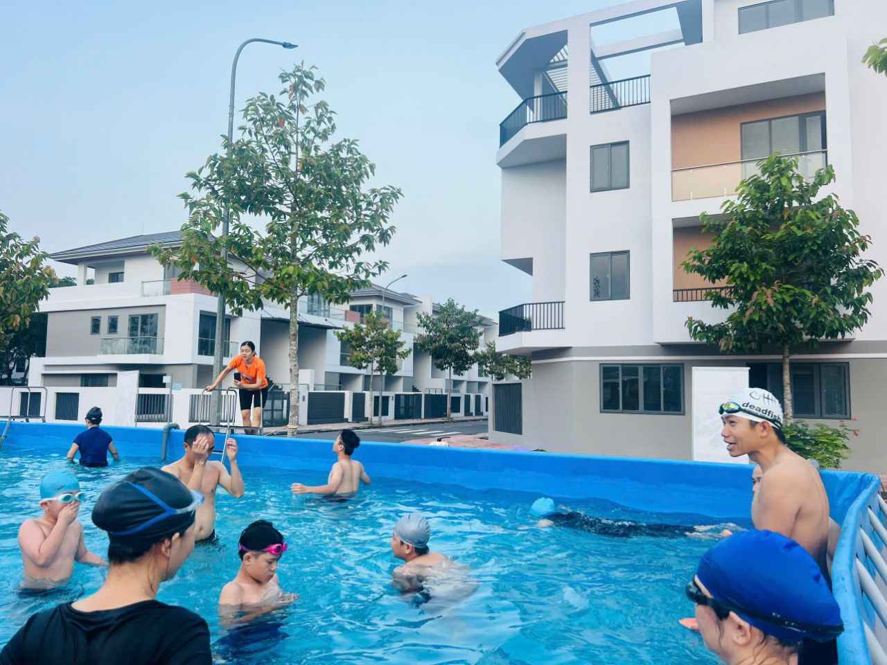 Lớp dạy bơi cộng đồng cho trẻ em và người lớn do Tâm Thái Land Trà Vinh đồng hành