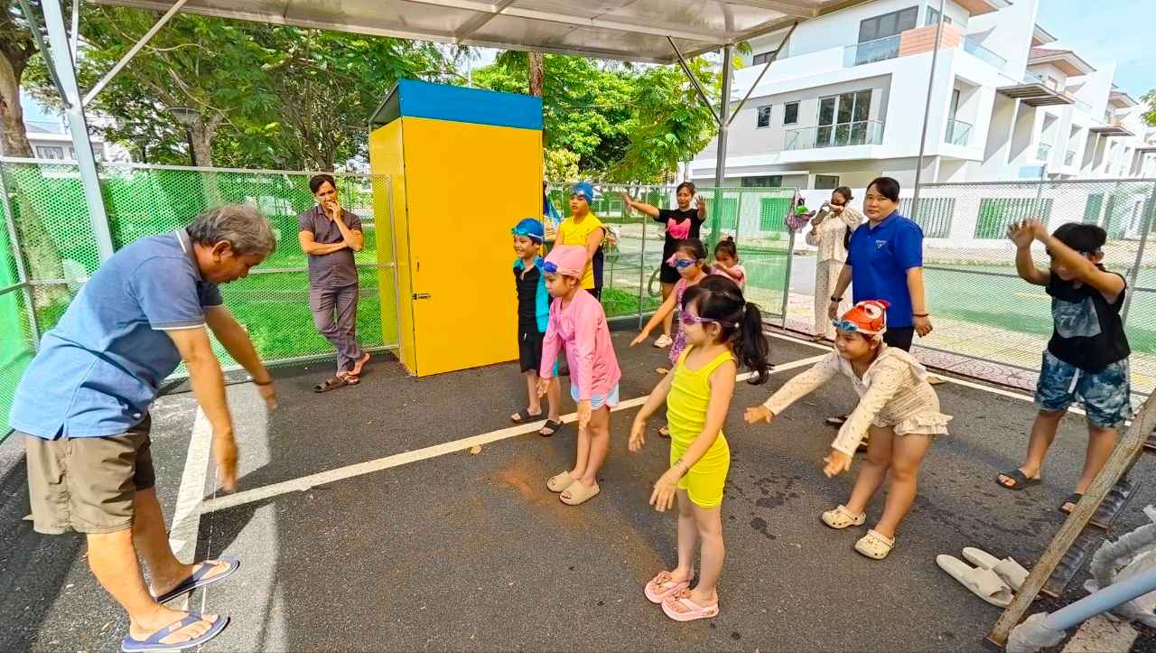Trẻ em khởi động trước lớp học bơi cộng đồng tại Trà Vinh