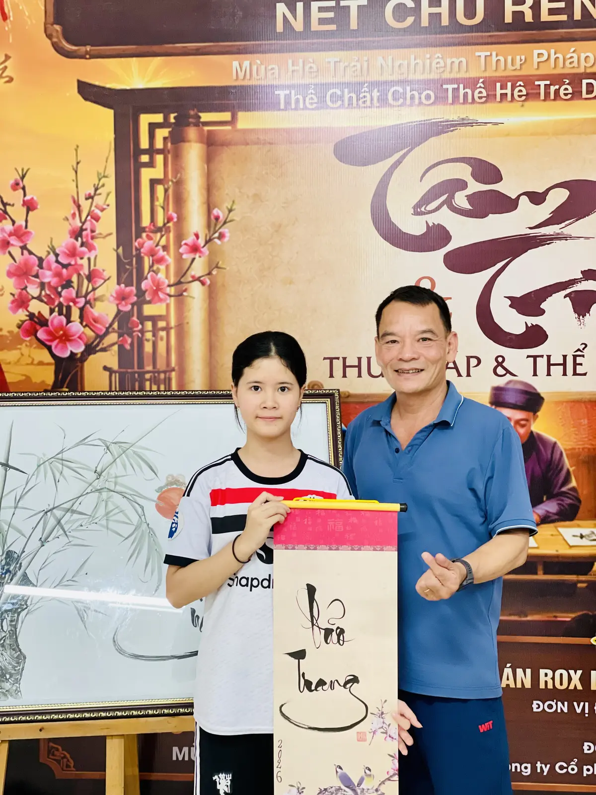 Thầy Lương Mừng trân trọng ghi nhận tác phẩm thư pháp do một em nhỏ hoàn thành