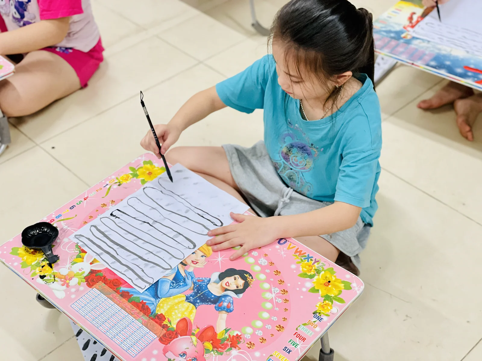 Trẻ em thực hành thư pháp trong chương trình Tâm trong chữ sáng