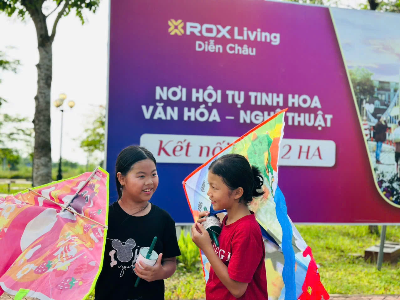 Hai em nhỏ trò chuyện bên những cánh diều tại Rox Living Diễn Châu