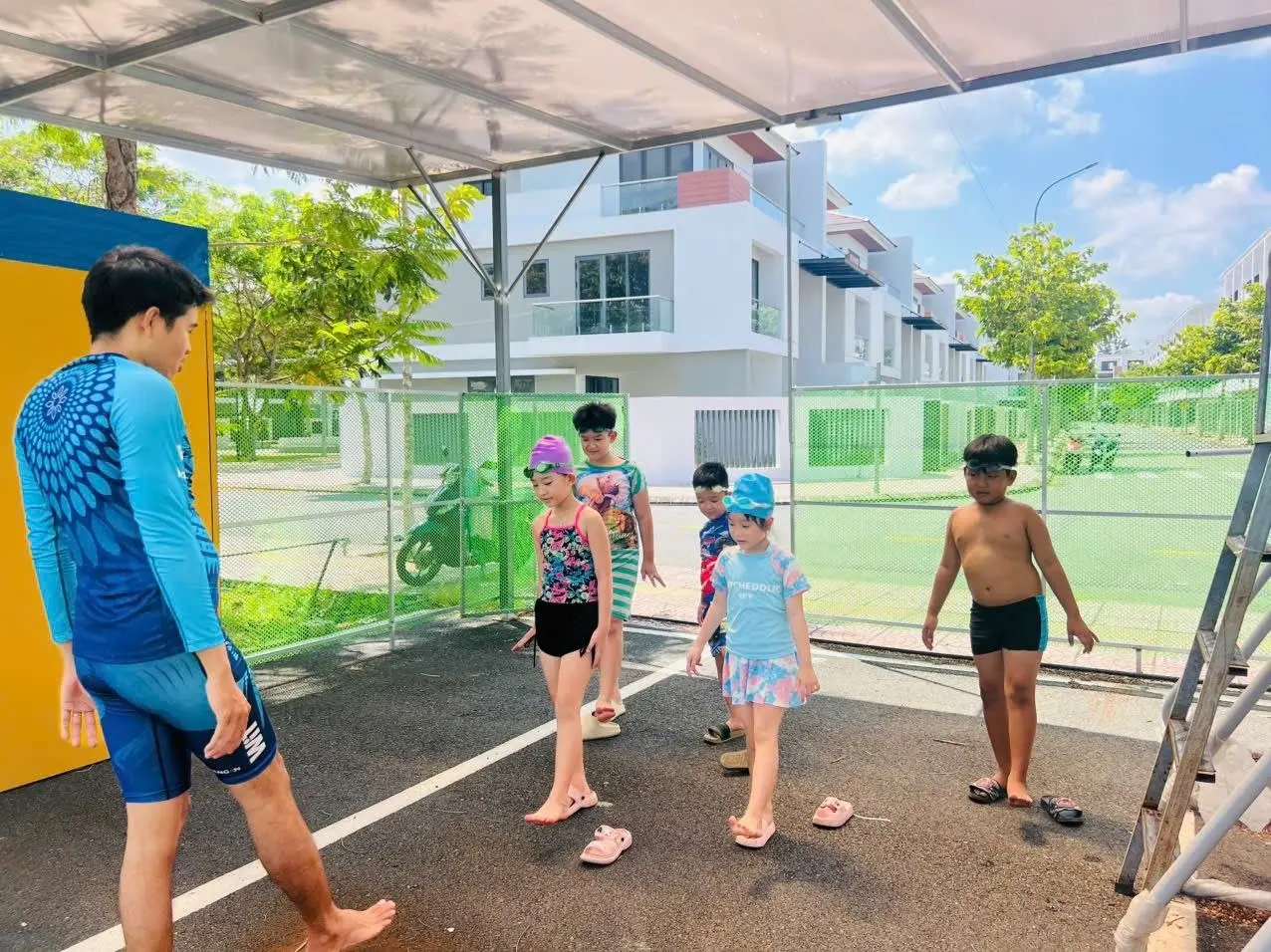 Trẻ em làm quen không gian hồ bơi trước buổi học bơi đầu tiên tại Trà Vinh