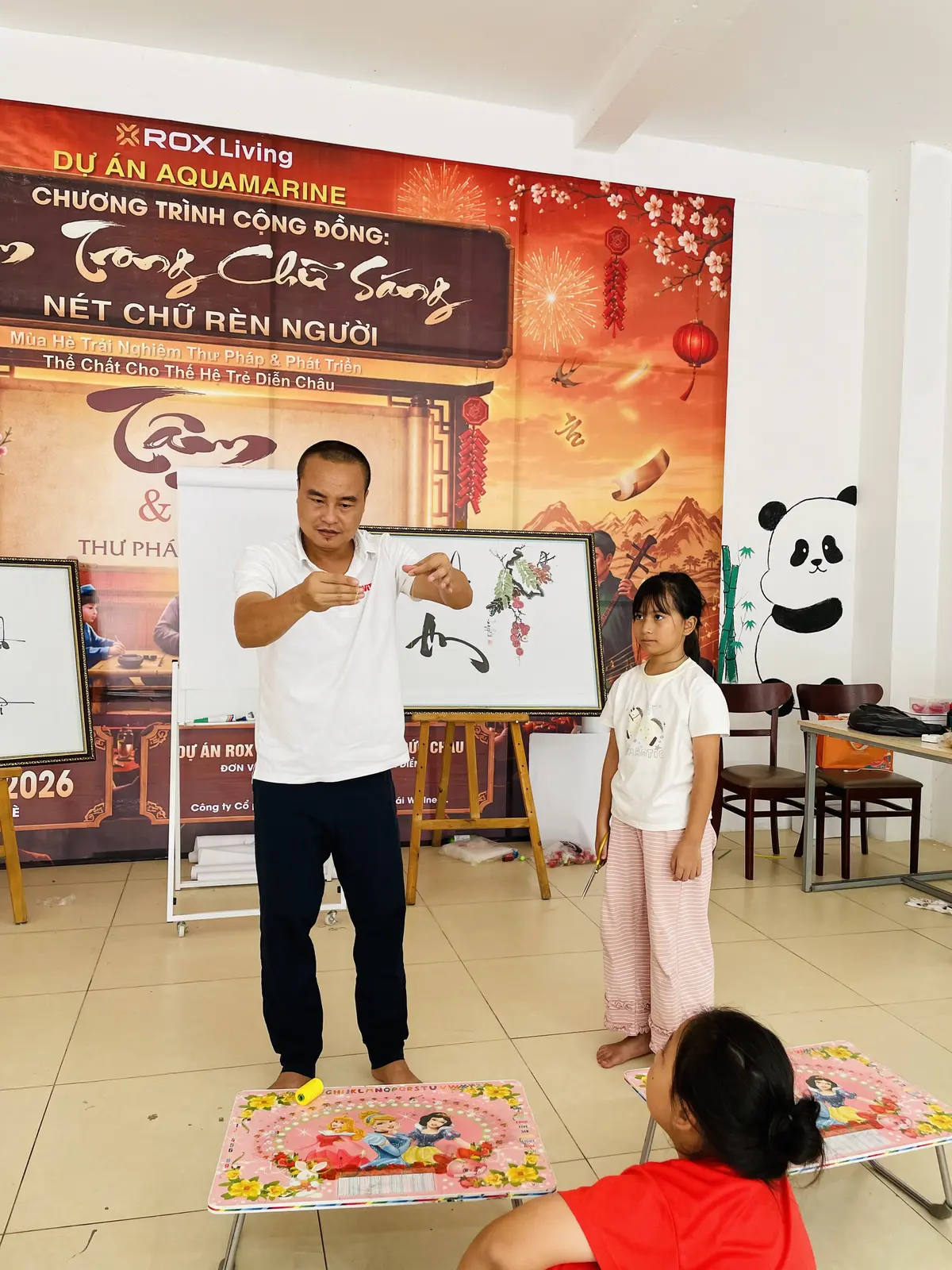 Thầy Vũ An mở đầu chương trình dạy thư pháp cộng đồng cùng các con