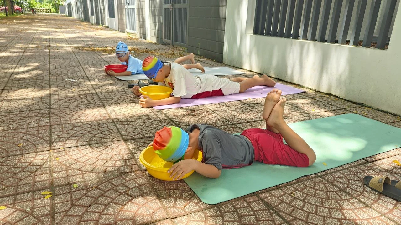 Trẻ em luyện kỹ năng thở trên cạn trước khi học bơi tại Trà Vinh