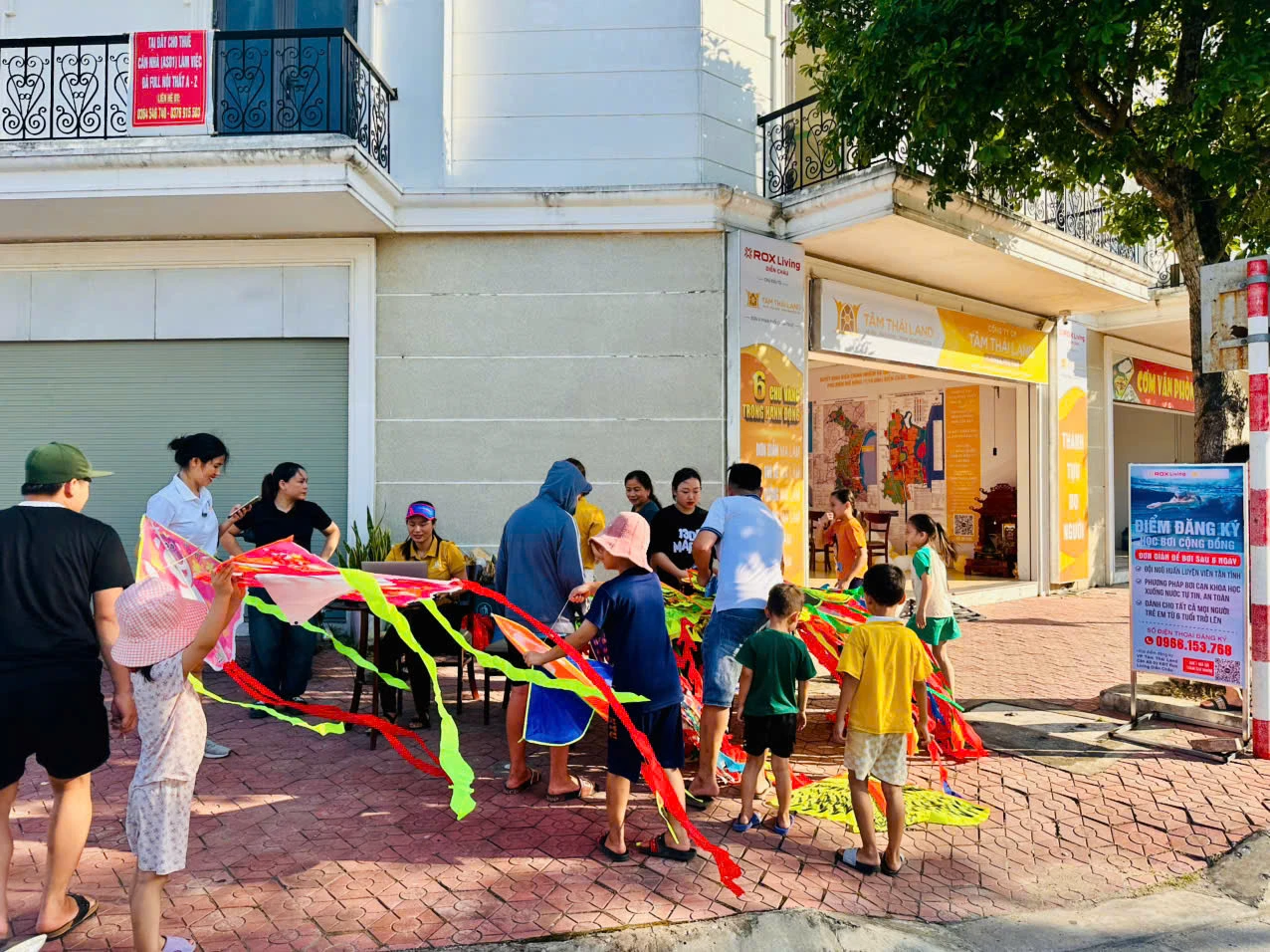 Trẻ em và phụ huynh tham gia hoạt động thả diều cùng Tâm Thái Land