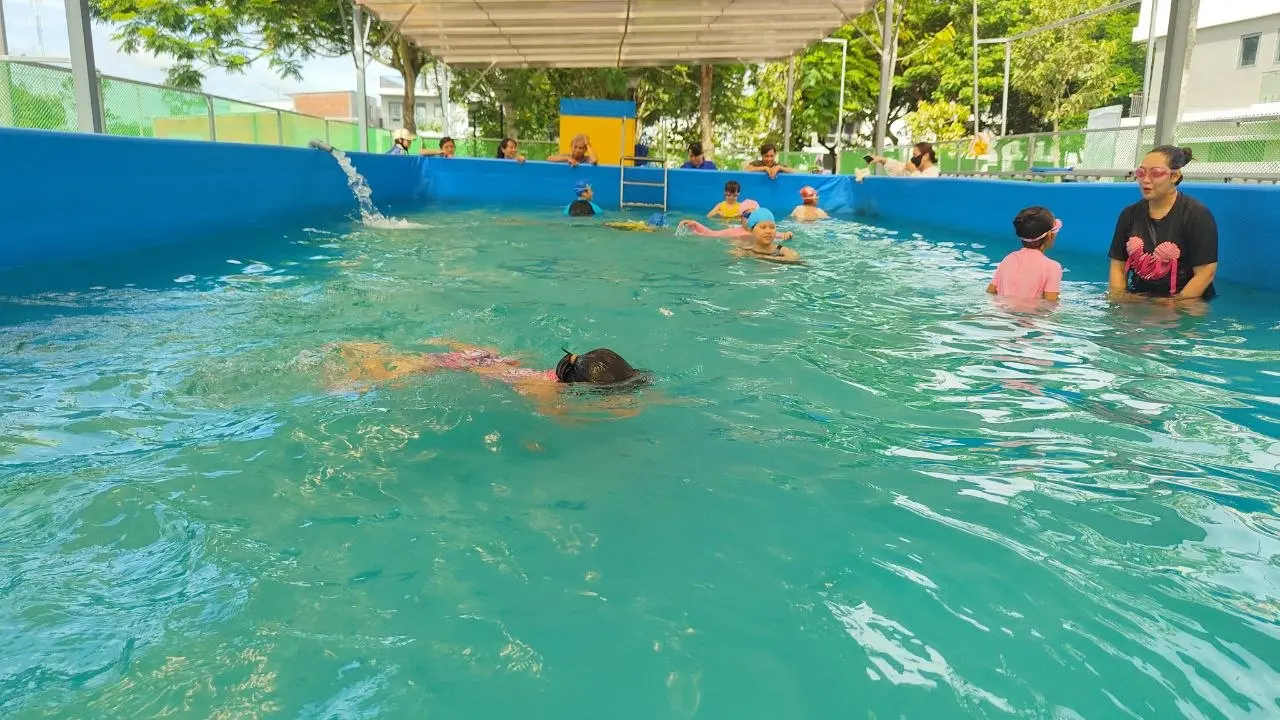 Trẻ em tự tin thực hành kỹ năng trong lớp học bơi cộng đồng tại Trà Vinh