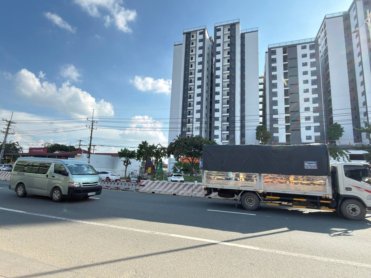 Hình ảnh thực tế công trình Unico Thăng Long nhìn từ khu vực trục đường phía trước