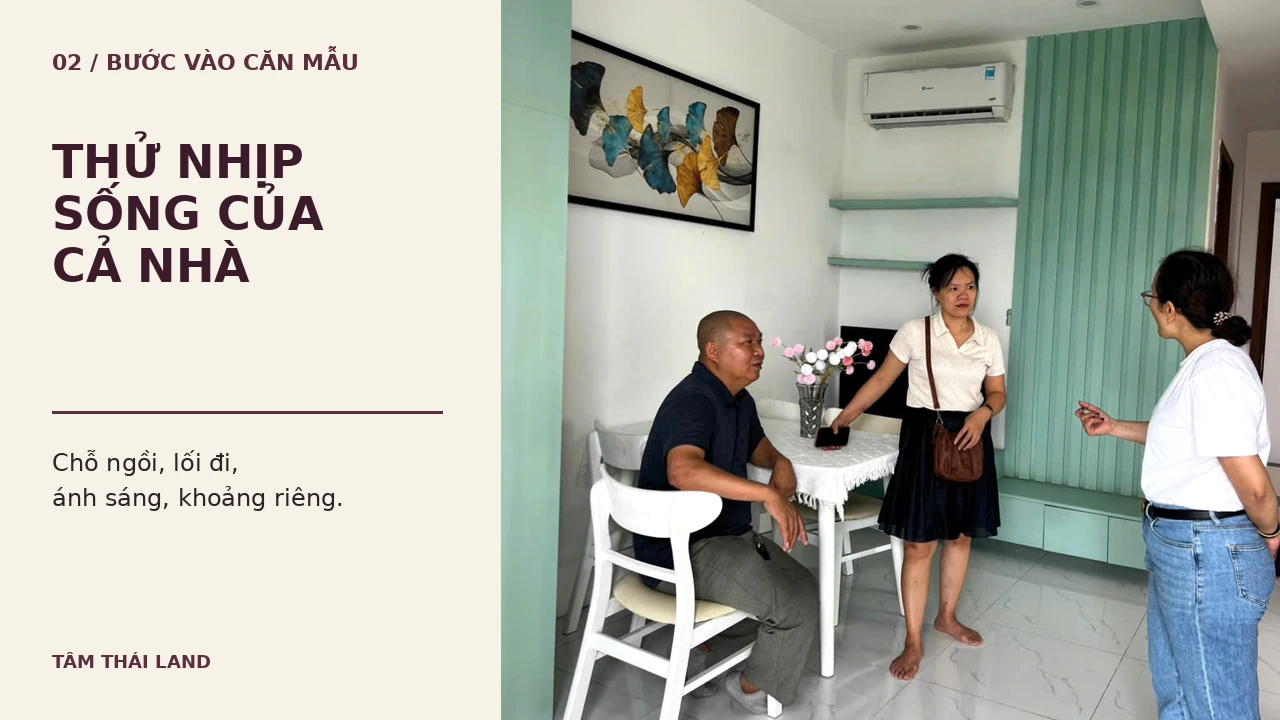Khách tham quan ngồi và trao đổi trong không gian sinh hoạt chung của căn mẫu Nhà ở xã hội Thăng Long