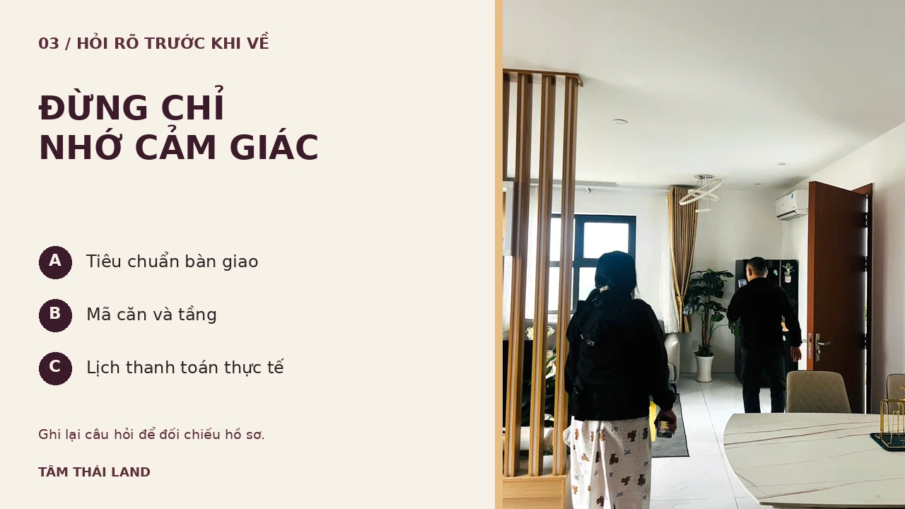 Khách bước qua khu sinh hoạt chung căn mẫu Nhà ở xã hội Thăng Long để quan sát lối đi và cách bố trí