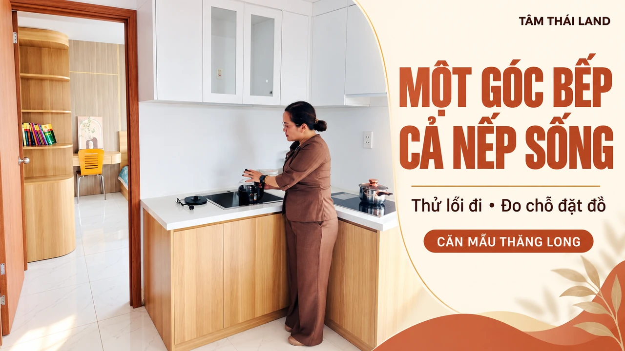 Đồ họa người giới thiệu tại bếp căn mẫu Thăng Long, bên cửa phòng có góc học, với thông điệp thử lối đi và đo chỗ đặt đồ.