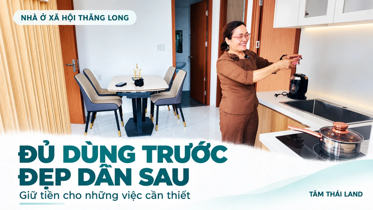 Người tham quan góc bếp căn mẫu Nhà ở xã hội Thăng Long, minh họa ưu tiên đồ dùng thiết yếu