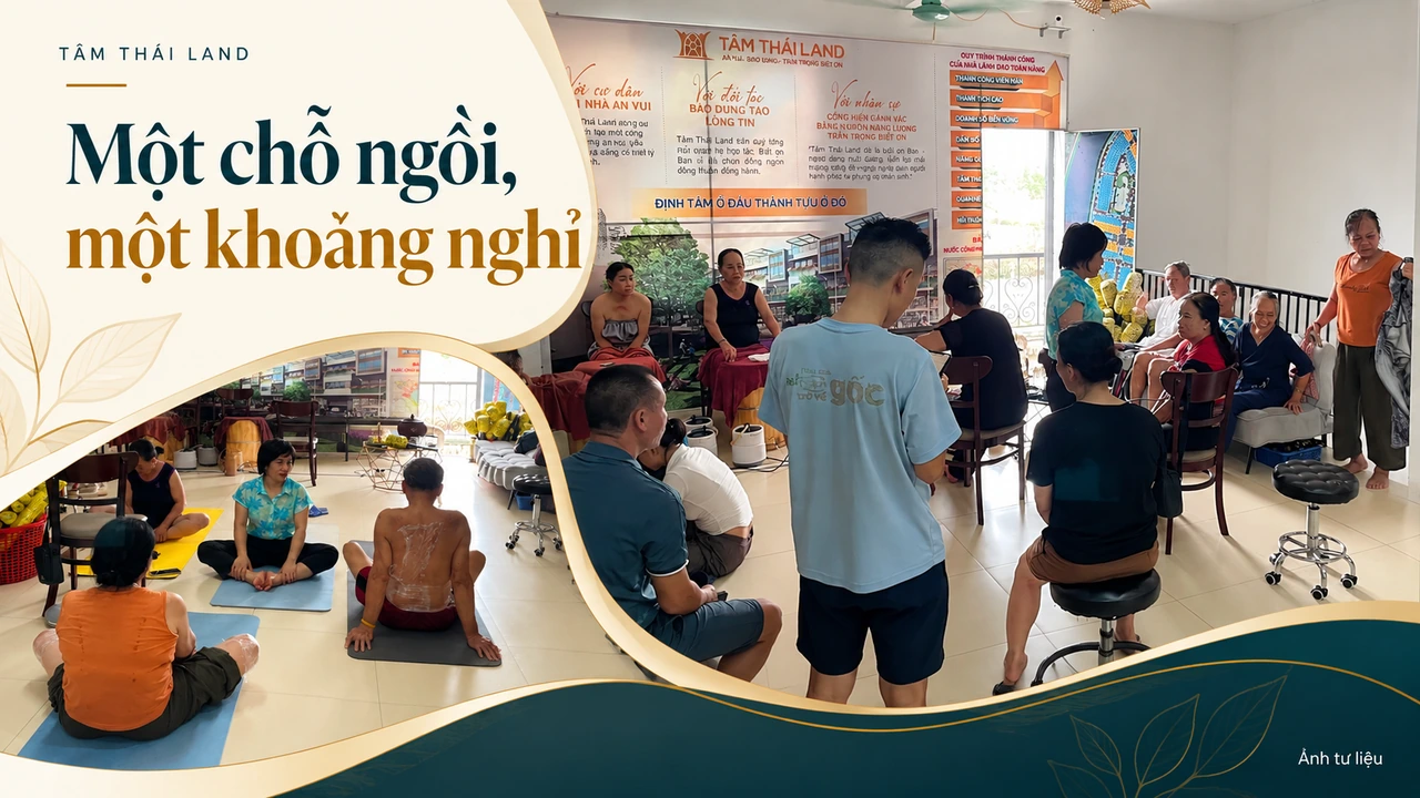 Toàn cảnh sinh hoạt sức khỏe và người ngồi trên thảm nhìn từ phía sau trong kho tư liệu cộng đồng