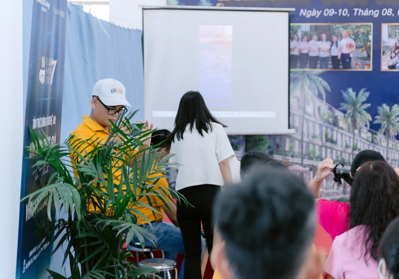 Người tham dự workshop nhìn từ phía sau trong không gian sinh hoạt chung