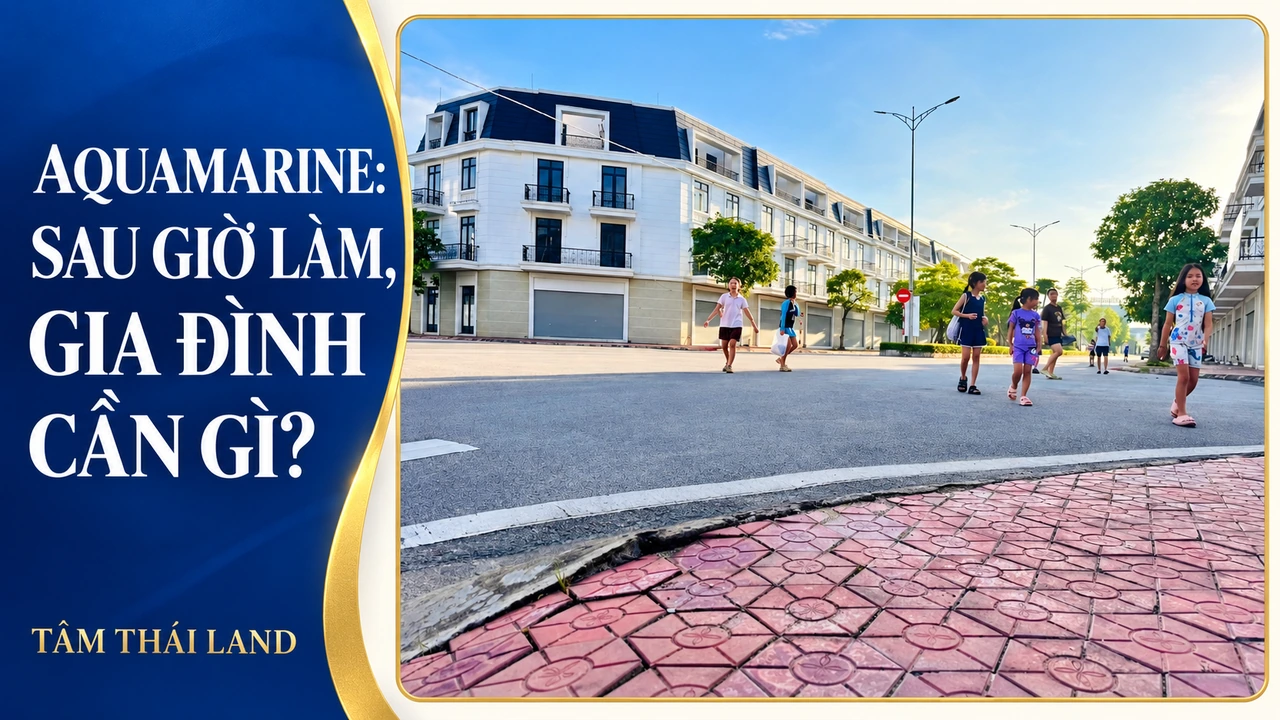 Ảnh tư liệu trẻ em đi bộ trên đường nội khu Aquamarine và câu hỏi nhu cầu gia đình sau giờ làm.