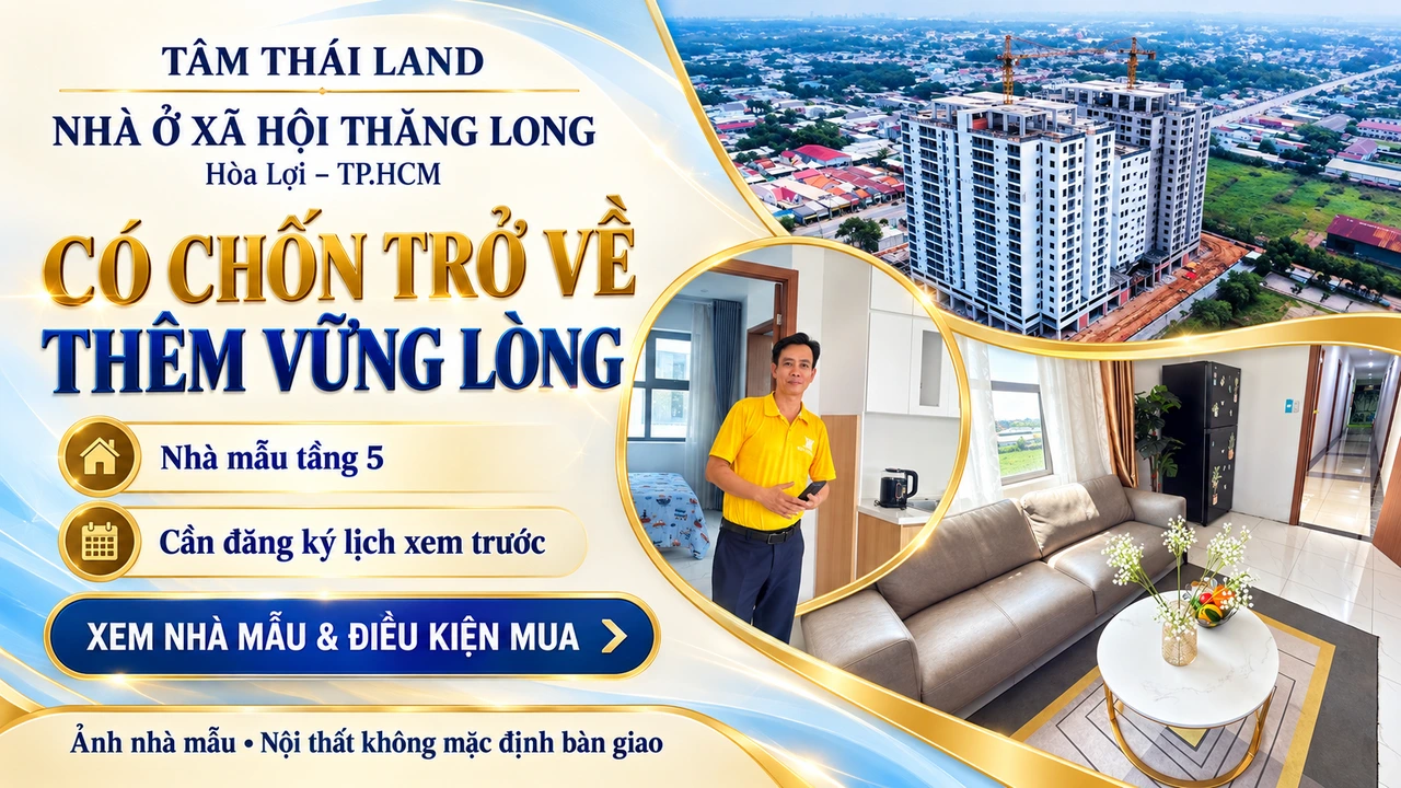 Toàn cảnh công trình, người giới thiệu và sofa phòng khách căn mẫu Thăng Long.